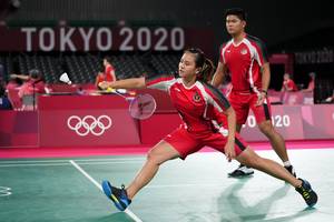 Praveen Jordan/Melati Daeva Oktavianti (Indonesia) menyambut pengembalian. (Foto: BADMINTONPHOTO - Shi Tang)