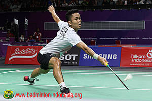 Anthony Sinisuka Ginting mengembalikan shuttlecock.