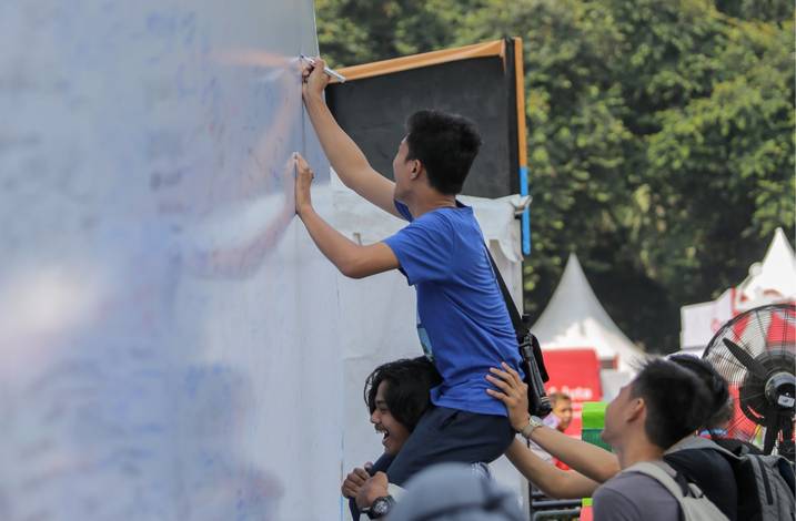 Supporters Are Writing On The Walls Theme Messages Of Support To The Players. "Support Your Favorite Player Here"