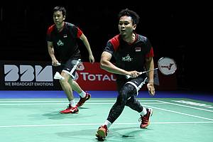 Hendra Setiawan/Mohammad Ahsan (Indonesia) bersiap menyambut pengembalian.