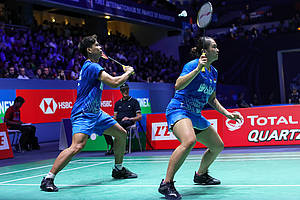 Praveen Jordan/Melati Daeva Oktavianti (Indonesia) bersiap menyemabut pengembalian.