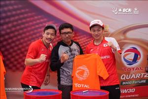 Takeshi Kamura/Keigo Sonoda berfoto bersama salah satu penggemar di Indonesia.