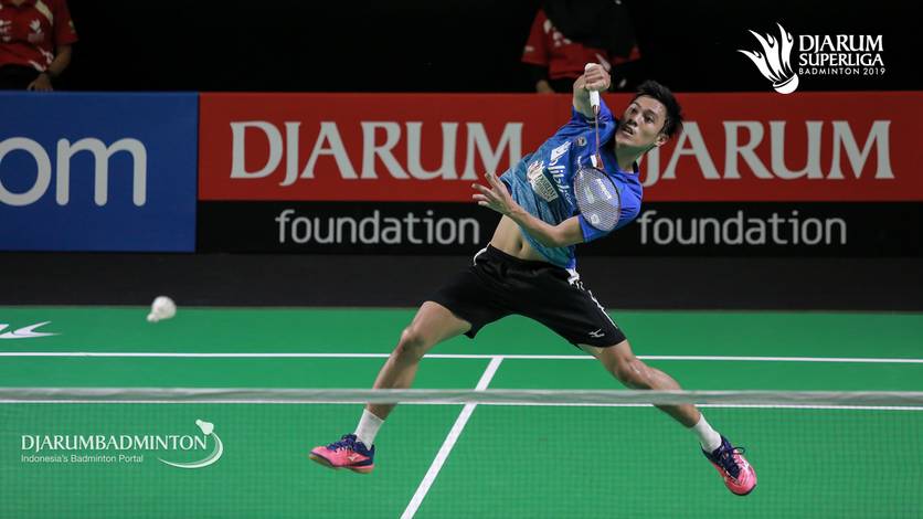 Tunggal putra Indoensia, Shesar Hiren Rhustavito melepaskan serangan.