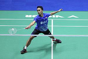 Anthony Sinisuka Ginting (Indonesia) menyambut pengembalian.
