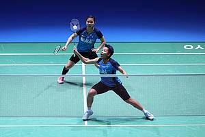 Greysia Polii/Apriyani Rahayu (Indonesia) bersiap menyambar pengembalian tanggung.