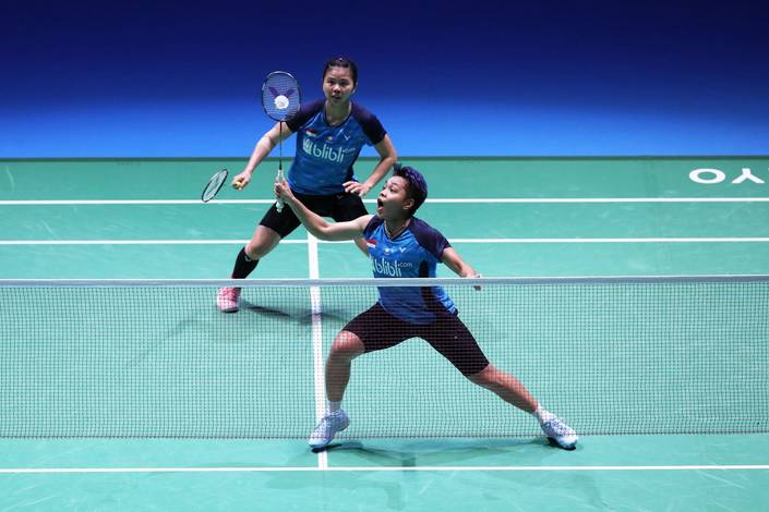 Greysia Polii/Apriyani Rahayu (Indonesia) bersiap menyambar pengembalian tanggung.