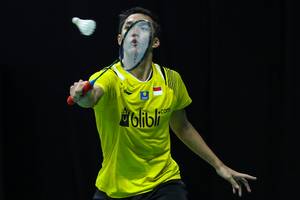 Jonatan Christie mengembalikan shuttlecock.