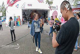 Bellaetrix Manuputty saat nge-vlog di Djarum Superliga Badminton 2019.