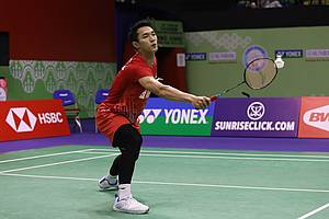 Jonatan Christie (Indonesia) mengembalikan shuttlecock.