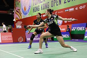 Ni Ketut Mahadewi Istarani/Tania Oktaviani Kusumah (Indonesia) menyambut pengembalian.