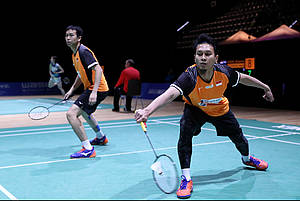 Hendra Setiawan/Mohammad Ahsan (Indonesia) menyambut pengembalian.