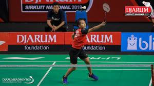 Desima Aqmar Syarafina mengembalikan shuttlecock.