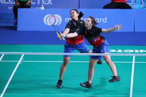 Siti Fadia Silva Ramadhanti/Ribka Sugiarto (Indonesia) mengembalikan shuttlecock.