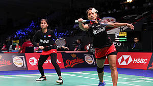 Rizki Amelia Pradipta/Ni Ketut Mahadewi Istarani (Indonesia) bersiap menghadang serangan.