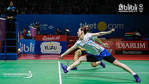 Lee So Hee/Shin Seung Chan (Korea) berusaha menggapai pengembalian.