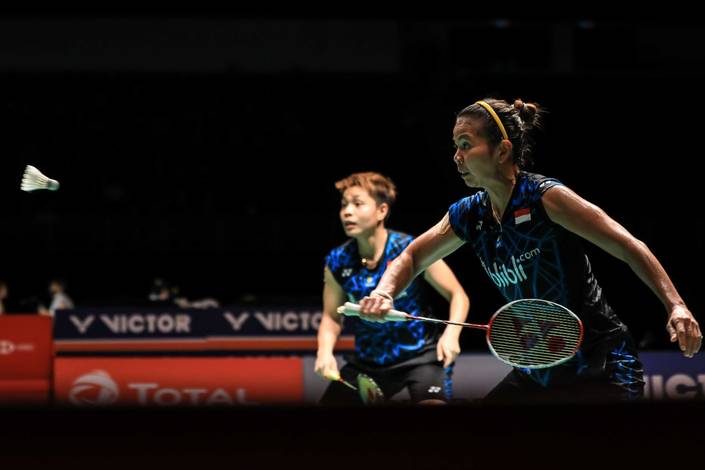 Greysia Polii/Apriyani Rahayu bersiap menghadang serangan.