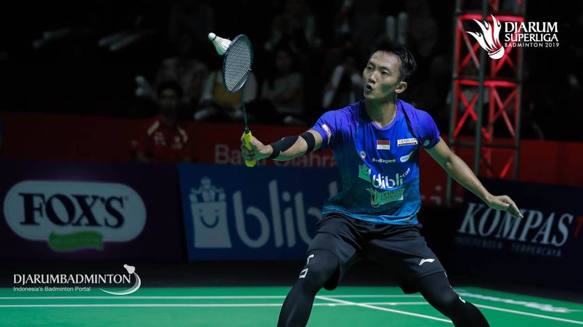 Ihsan Maulana Mustofa (Indonesia) mengembalikan shuttlecock.
