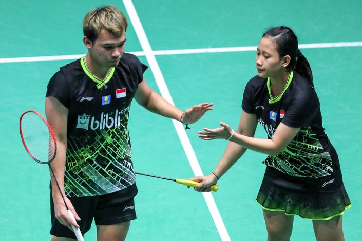 Rinov Rivaldy/Pitha Haningtyas Mentari (Indonesia) saling memberikan semangat di lapangan.