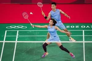 Chan Peng Soon/Goh Li Ying (Malaysia) mengembalikan shuttlecock. (Foto: BADMINTONPHOTO - Shi Tang)