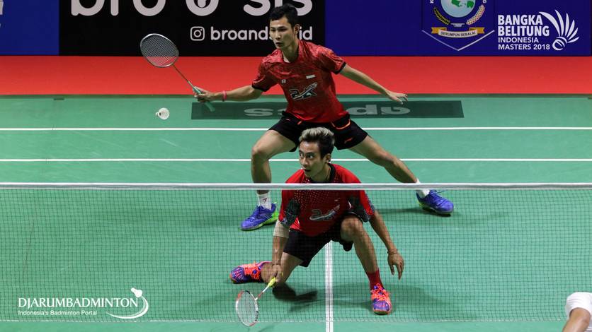 Kenas Adi Haryanto/Agripinna Prima Rahmanto Putera (INA) bersiap menghadang pengembalian lawan.