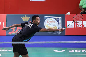 Tommy Sugiarto (Indonesia) mengembalikan shuttlecock.