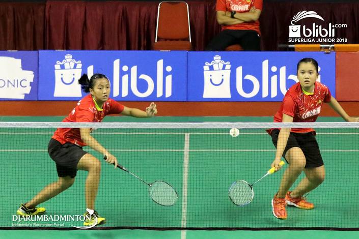 Alivia Nadifah Salma/Destria Cahya Purnama (PB Mutiara Cardinal bandung) bersiap menyambut pengembalian.