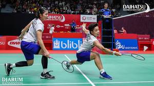 Greysia Polii/Apriyani Rahayu (Indonesia) menyambut pengembalian.