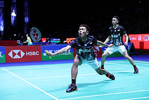 Fajar Alfian/Muhammad Rian Ardianto (Indonesia) mengembalikan shuttlecock.