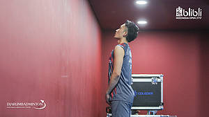 Kento Momota tengah bersiap diri sebelum bertanding.