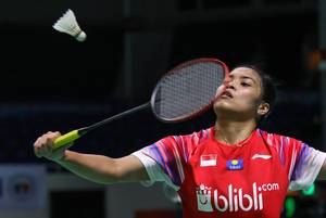 Gregoria Mariska Tunjung bersiap mengembalikan shuttlecock.