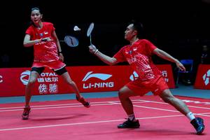 Hafiz Faizal/Gloria Emanuelle Widjaja (Indonesia) bersiap menghadang serangan lawan.