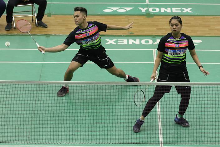 Leo Rolly Carnando/Indah Cahya Sari Jamil (Indonesia) bersiap mengembalikan shuttlecock.