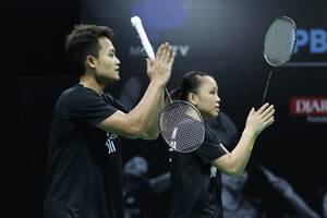 Akbar Bintang Cahyono/Winny Oktavina Kandow secara mengejutkan mengalahkan Hafiz Faizal/Gloria Emanuelle Widjaja.