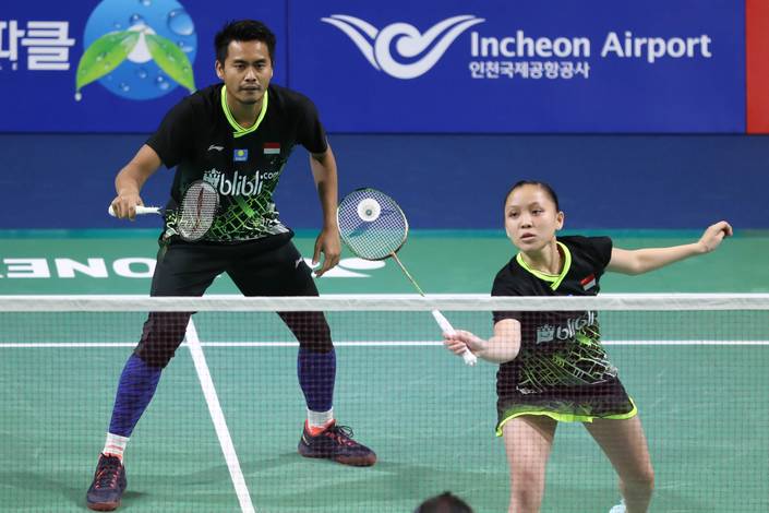 Tontowi Ahmad/Winny Oktavina Kandow (Indonesia) menyambut pengembalian.