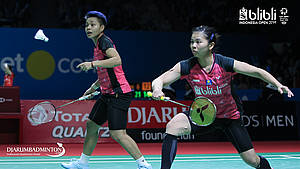 Greysia Polii/Apriyani Rahayu (Indonesia) bersiap meyambut pengembalian.