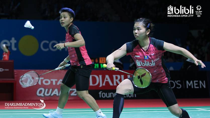 Greysia Polii/Apriyani Rahayu (Indonesia) bersiap meyambut pengembalian.