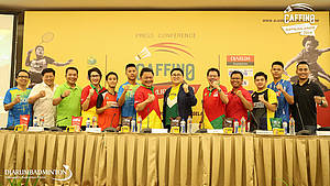 Para atlet, manajer tim dan panitia pelaksana berfoto bersama usai konfrensi pers.