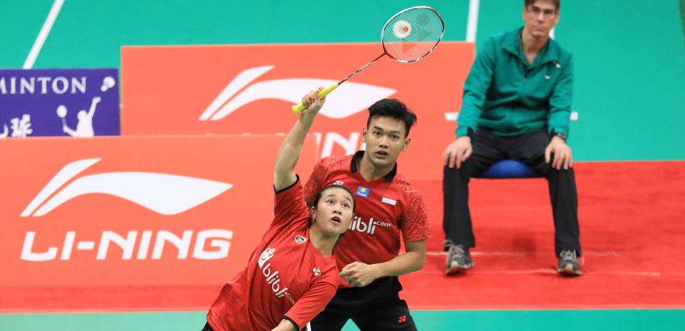 Ghifari Anandaffa Prihardika/Lisa Ayu Kusumawati menyambar pengembalian tanggung.