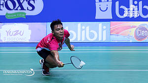 Karono (DKI Jakarta) menghadang serangan.