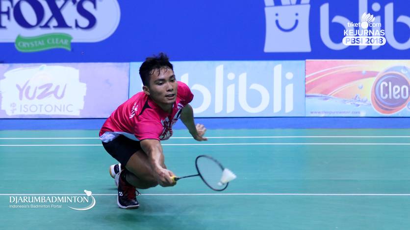 Karono (DKI Jakarta) menghadang serangan.