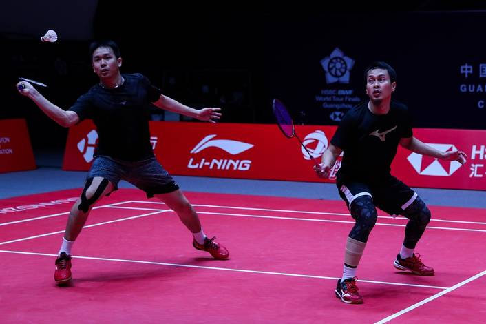Hendra Setiawan/Mohammad Ahsan (Indonesia) bersiap menyambut pengembalian.