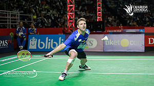 Brice Leverdez (Berkat Abadi) bersiap menghadang pengembalian.