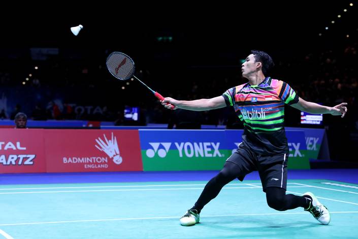 Jonatan Christie (Indonesia) mengembalikan shuttlecock.