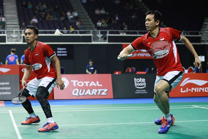 Hendra Setiawan/Mohammad Ahsan (Indonesia) bersiap menyambut pengembalian.