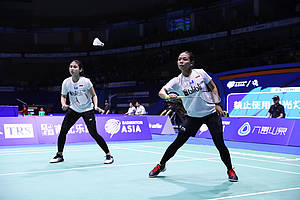 Rizki Amelia Pradipta/Della Destiara Haris (Indonesia) bersiap menghadang pengembalian.