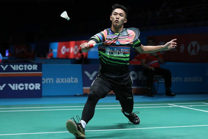 Jonatan Christie (Indonesia) menyambut pengembalian.