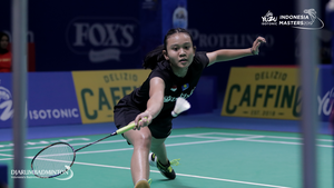 Aurum Oktavia Winata (Indonesia) bersiap menyambut pengembalian.