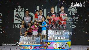 Kevin Sanjaya Sukamuljo/Marcus Fernaldi Gideon dan Hendra Setiawan/Mohammad Ahsan (Indonesia) di podium juara.