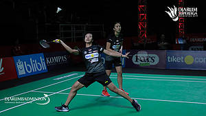 Febby Valencia Dwijayanti Gani/Metya Inayah Cindiani (Tiket.com Champion) bersiap menyambut pengembalian.