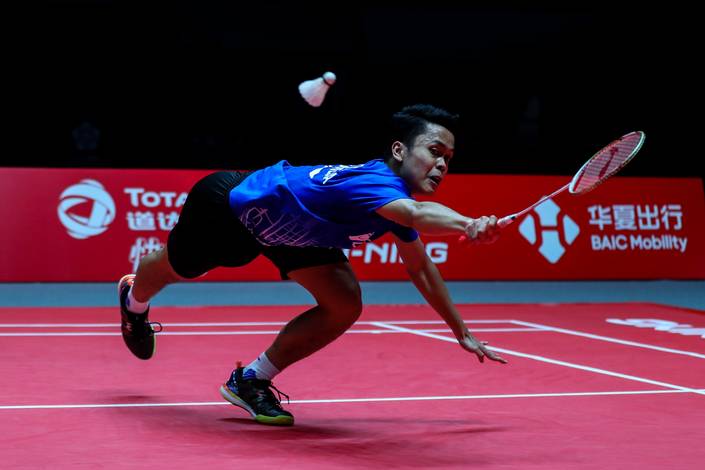 Anthony Sinisuka Ginting (Indonesia) menghadang serangan.